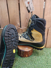 Cargar imagen en el visor de la galería, MULAZ VIBRAM ▷ La Mejor Suela para Alpinismo 2025